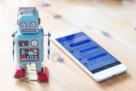 玩具机器人和智能手聊天器和信使的符号图片