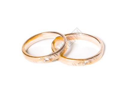 两个金结婚戒指孤立在白色的结婚戒指背景概念图片