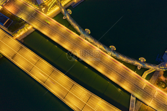 晚上在MarinaBay地区新加坡下城市的Helix桥和街道结构的空中观察图片