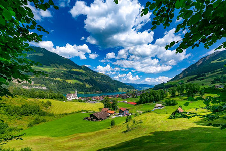 瑞士奥布瓦尔登州隆格恩县Swiss村隆格恩湖沿线的天主教堂传统木材和现代房屋瑞士隆格恩村图片