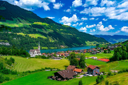 瑞士奥布瓦尔登州隆格恩县Swiss村隆格恩湖沿线的天主教堂传统木材和现代房屋瑞士隆格恩村图片
