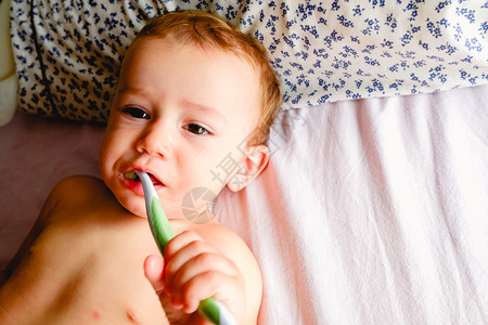 婴儿用牙刷刷牙图片