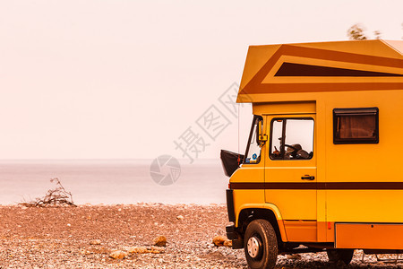 在希腊海滨旅游度假的露营房车图片