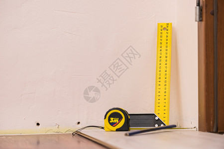 房屋翻新概念工作具业标尺黄色胶带测量地板翻新工具磁带测量工业标尺图片