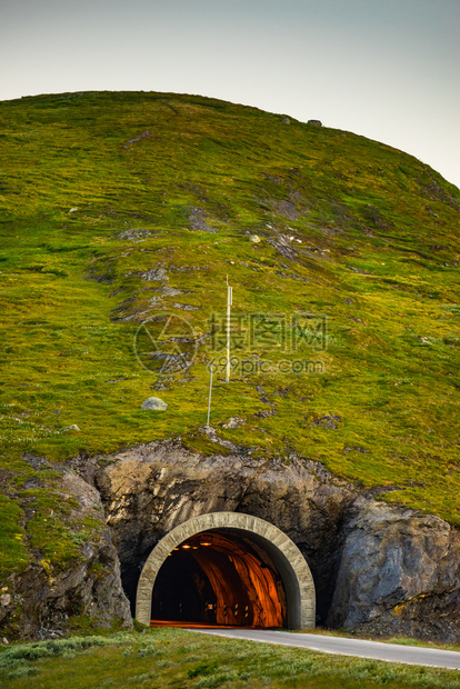 在挪威西部斯托尔海门山区VinjeVikeVikeVikeVik的VikeVik之间有穿越Vikafjellet的隧道公路挪威基图片