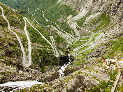 环观TrollsPathTrollstigen或Trollstigveien绕风观望平台的景山路挪威欧洲旅游路线挪威Trolls图片