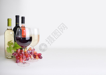 酒瓶杯和葡萄图片
