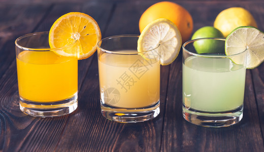 木背景的柑橘汁组分图片