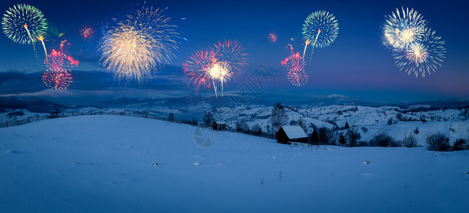 冬季阿尔卑斯山景观中新年的烟花展示冬季假日概念新年的烟花展示图片