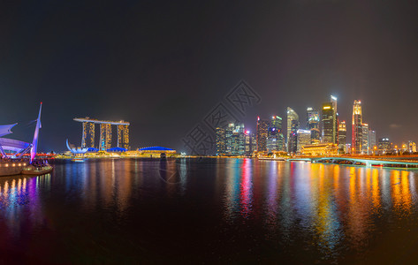 新加坡市中心夜里有反省金融区和亚洲技术智能城市的商业中心天梯和高楼大图片