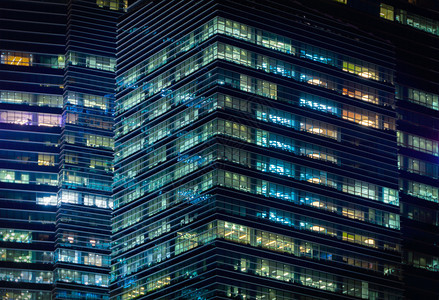 灯光照亮玻璃建筑的外观设计在城市下新加坡金融区进行反射图片