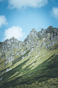 阿尔卑斯山丘陵峰的画面蓝天空和云图片