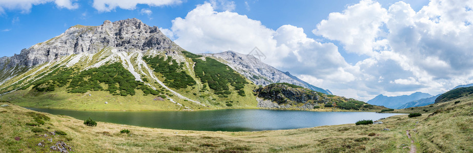 山地景观洛基脉清水湖和蓝云天空全景图片