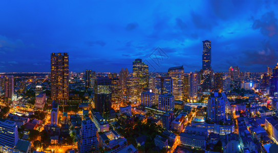 泰国曼谷市中心天线的空景象金融区和智能城市的商业中心夜里天梯和高楼办公图片