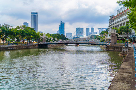 Cavenagh大桥与城市的河流是唯一悬吊桥也是新加坡市中心最古老的桥梁之一图片