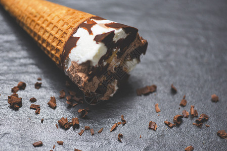 黑色背景的冰淇淋巧克力香草冰淇淋巧克力块甜点图片