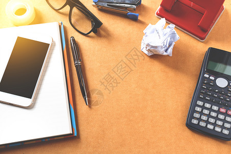 办公桌背景包括计算器笔记本和办公室用品的眼镜小工具上面有复制空间的视图软焦点图片