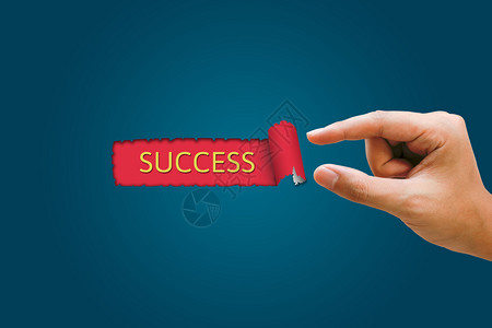 成功的概念女商人手拉蓝皮纸显示成功文本的红色背景图片