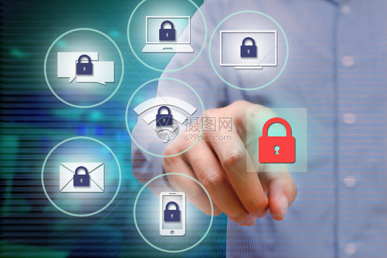 商人在虚拟屏幕和透明商业技术互联网络概念上按红色安全锁钮图片