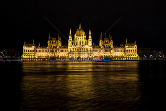 匈牙利布达佩斯议会夜间在多瑙河上图片