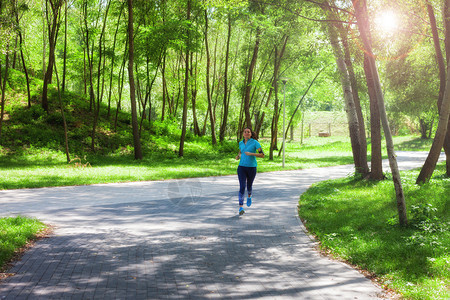 在户外跑的运动健壮女慢跑者在公园步图片