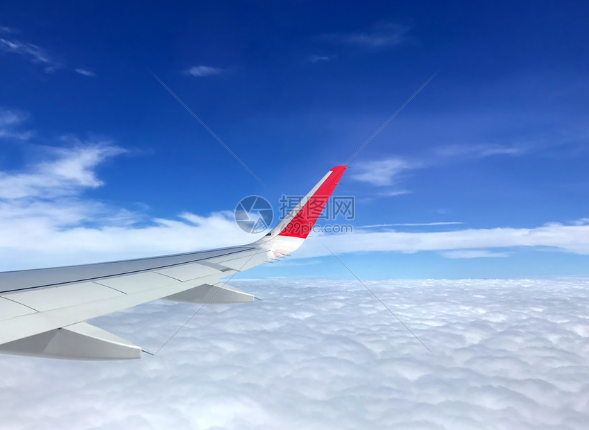 从窗口飞机上看到的云层和蓝天图片