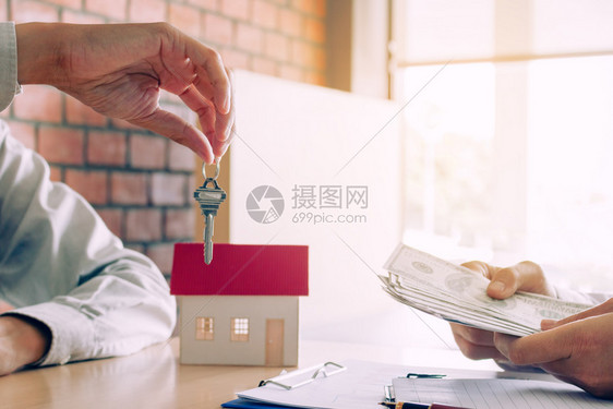 销售商家庭经纪人为新房主和买家提供钥匙为售货员出钱图片