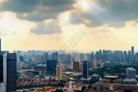 日落时的新加坡下城天线的空中景象亚洲技术智能城市的金融区和商业中心天窗和高楼建筑图片