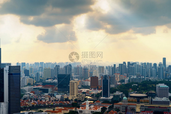 日落时的新加坡下城天线的空中景象亚洲技术智能城市的金融区和商业中心天窗和高楼建筑图片