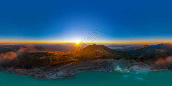 以180度角宽360个全景从空中观察KawahIjen火山日出时有绿松硫湖印度尼西亚东爪哇全景自然观图片