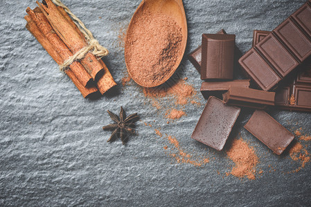 巧克力和暗底巧克力汤匙上的巧克力粉和糖甜点有选择焦点图片