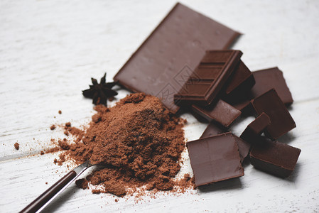 巧克力和餐桌背景的调味品巧克力块粉汤匙糖甜点有选择焦点图片