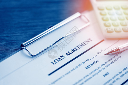 贷款人和借通过书面金融帮助贷款谈判获得商业文件抵押贷款核准钱高清图片素材