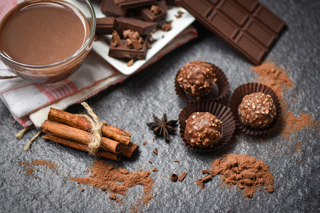 巧克力和暗底的调味品巧克力球和块薯片粉糖甜点图片