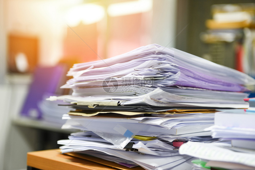 大量工作文件档案大量工作文件工作堆叠的纸搜索工作服务台办公室商业报告文件信息表格上堆积未完成的文件图片