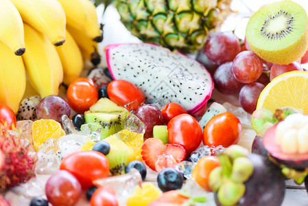 水果沙拉冰上新鲜的夏季水果和蔬菜健康有机食品草莓橙木蓝龙果热带葡萄番茄柠檬拉姆布丹芒果菠萝西瓜香蕉图片