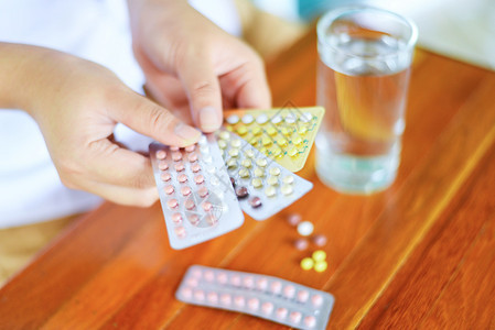 持有避孕药片的妇女避孕预防激口服避孕药图片