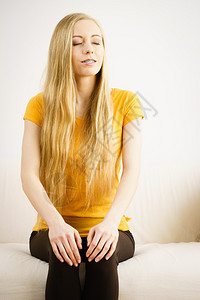 有长金发的快乐女人坐着闭眼睛放松冥想或思考长发放松或冥想的女人图片