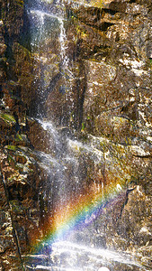在挪威的GeirangerOrnesvingen的停车场附近岩山上微小瀑布挪威山上小瀑布图片