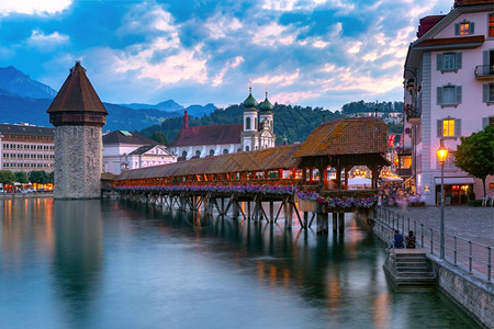 水塔瓦塞尔图姆皮拉斯山和教堂大桥瑞士卢塞恩老城Lucerne位于鲁斯河上空的Kapellbrucke晚上蓝色时段瑞士卢塞恩图片