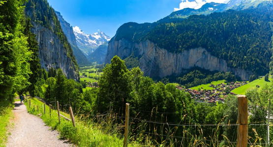 从温根步行到劳特布伦宁村的山道与斯陶巴赫瀑布和在瑞士阿尔卑斯山的劳特布伦宁墙一起瑞士图片