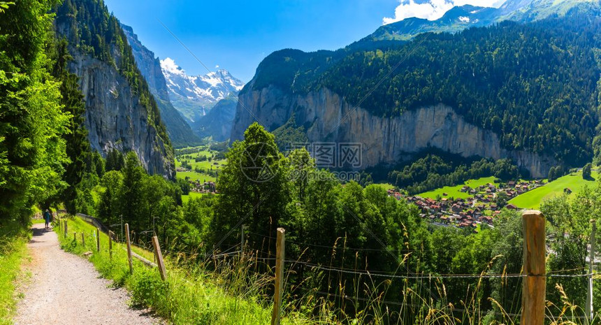从温根步行到劳特布伦宁村的山道与斯陶巴赫瀑布和在瑞士阿尔卑斯山的劳特布伦宁墙一起瑞士图片