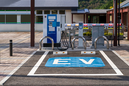 EV电动汽车用站充器用作绿色环境概念图片