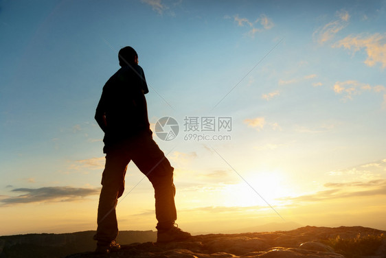 人类在山顶概念场景图片