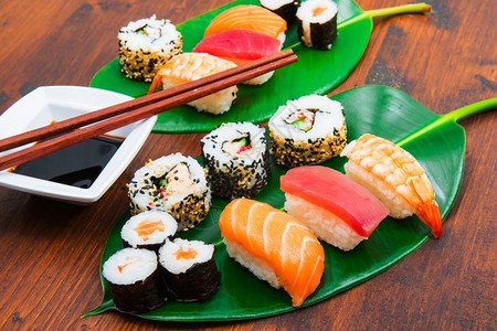 各种日本寿司食品你可以吃菜单马基和卷鲑鱼金和虾图片