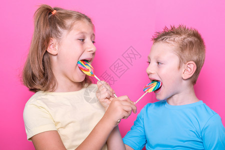 孩子们吃着甜甜的棒棒糖图片