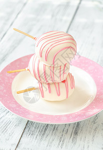 甜点盘上的冰棒形状蛋糕图片