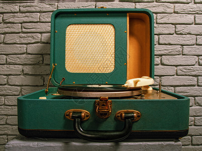 古老的绿色有音乐记录的电子喇叭图片