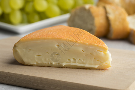 一块甜美的法国焦芝士奶酪在一个剪切板上接近图片