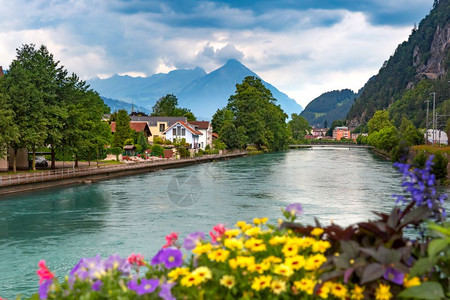 因特拉肯老城的Aare河这是瑞士伯尔尼高地的重要旅游中心图片